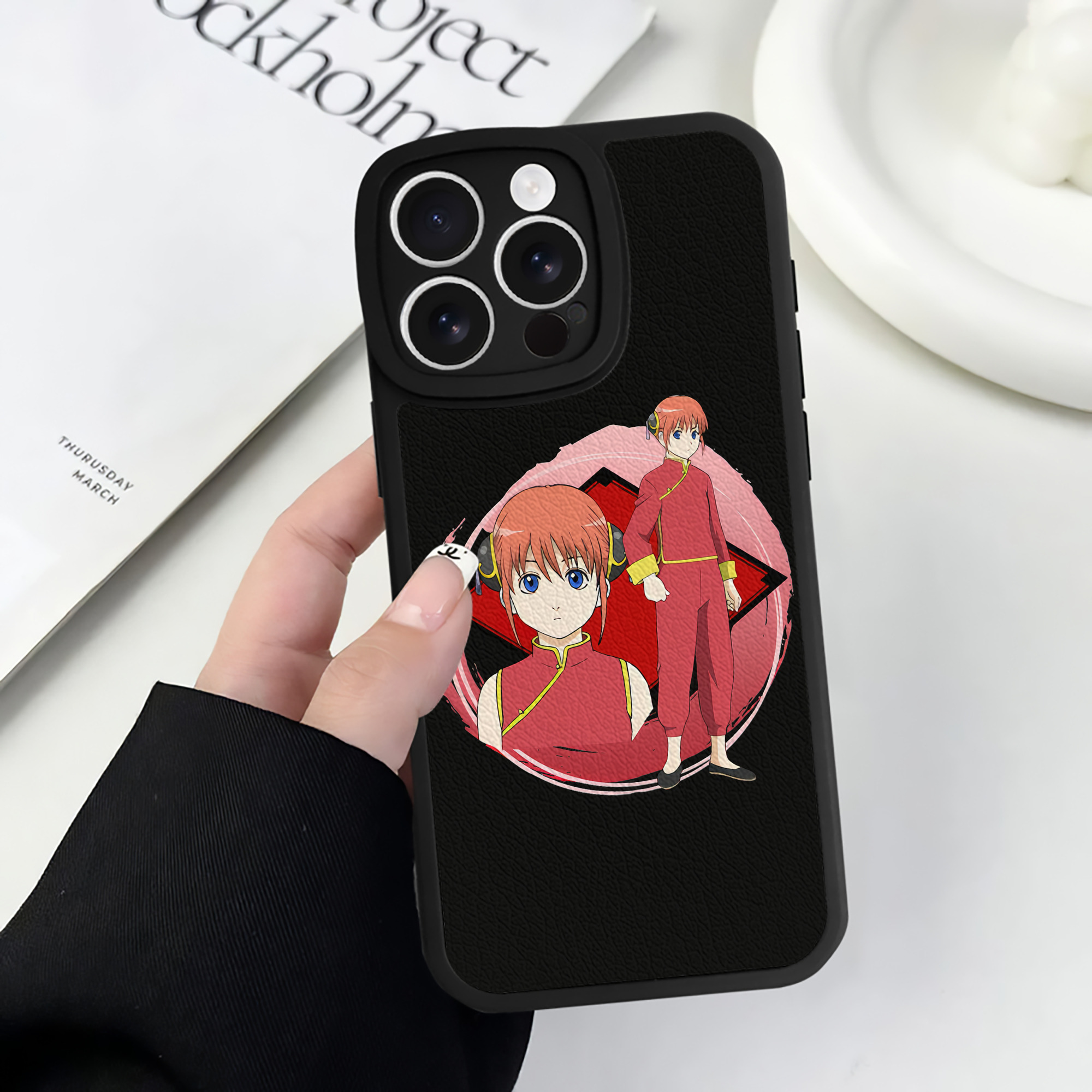 （画像用） ぎんたま 坂田銀時（さかたぎんとき） 神楽 志村新八（しむら しんぱち） GINTAMA Sakata Gintoki Kagura Shimura Shinpachi 【iPhone 16シリーズ対応】シリコンスマホケース（レザー調） 材質：シリコン